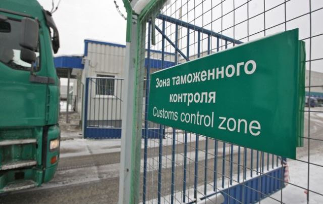 Грузовые трейлеры из Турции разворачиваются в Азербайджан